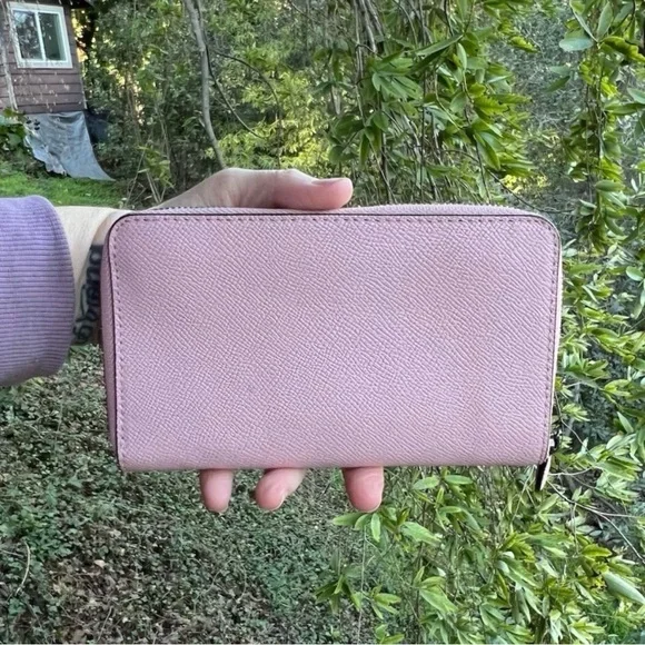 COACH Medium Id Zip Wallet Pink Zip-Around w Gunmetal Hardware AUTHENTIC - Picture 2 of 10